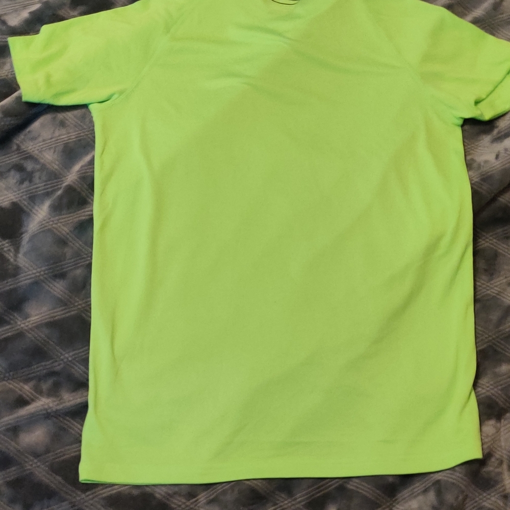 Nwot green ua shirt - Picture 4 of 5